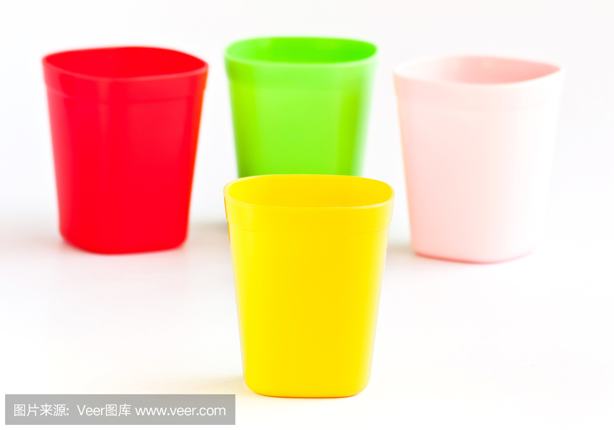 四個塑料杯
